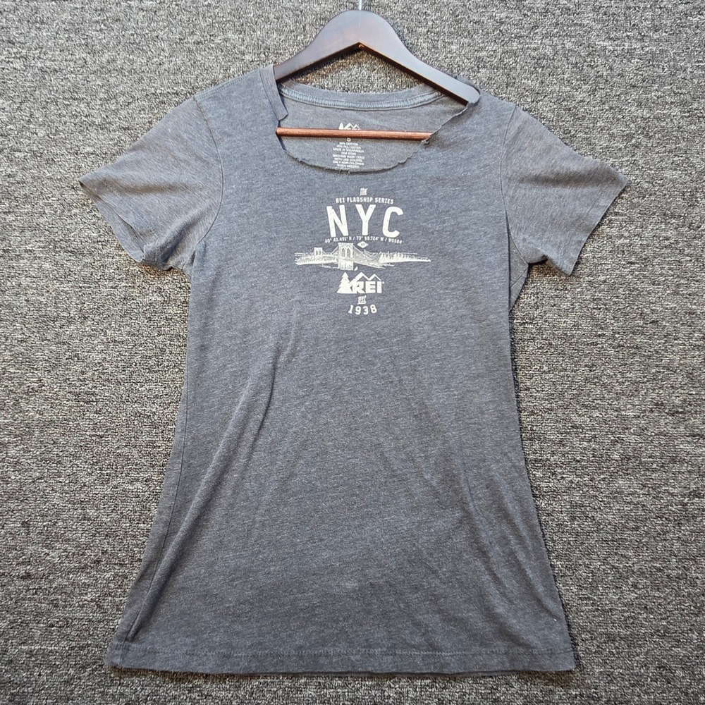 REI Graphic Tee Women Small Gray NYC Flagship Seriesā Gorpcore Outdoorsy Casual